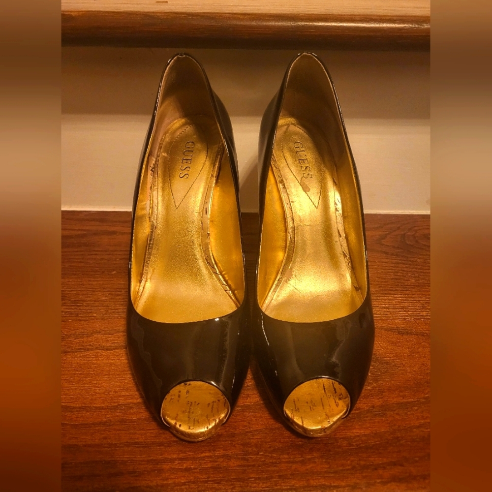 2000's Guess Pumps